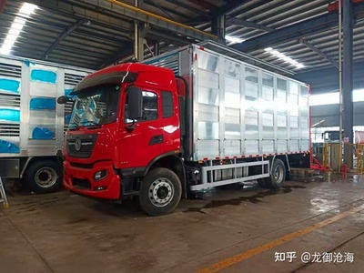 東風(fēng)天錦鋁合金畜禽運(yùn)輸車 緊抓兩會新機(jī)遇，王牌吸污車引領(lǐng)綠色運(yùn)輸新潮流